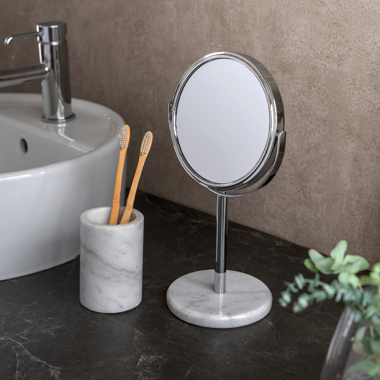 天然の大理石を贅沢に使用