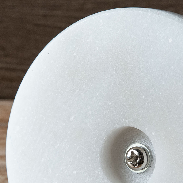 滑り止め加工。床傷がつきにくい