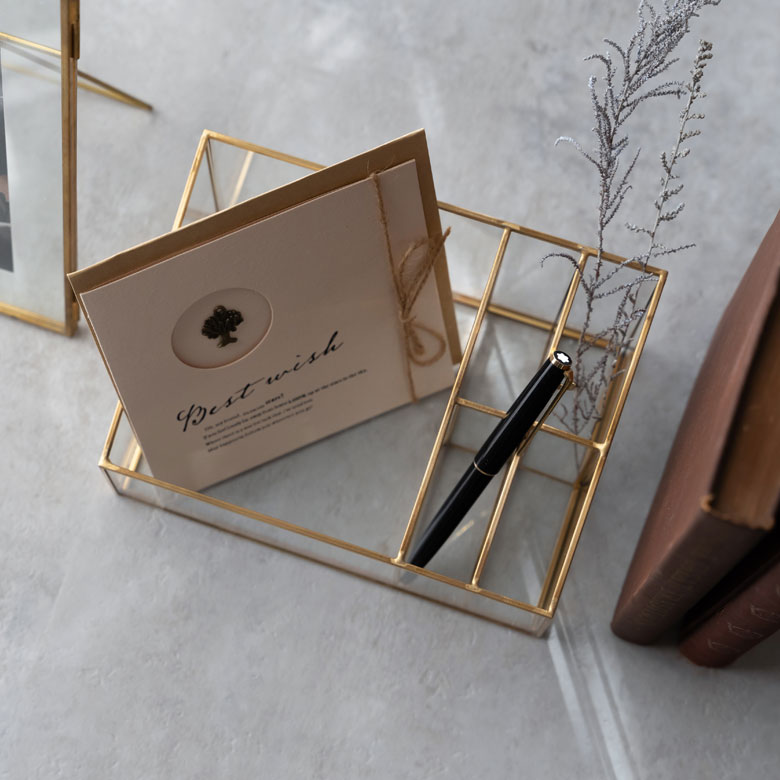 底面はガラスなので、透け感があり軽やかな印象です