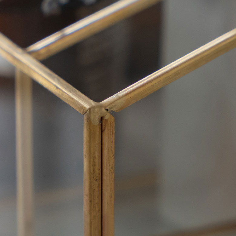 程よい重厚感もある真鍮のフレーム