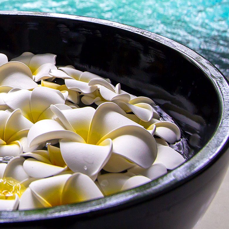 花を浮かべたスパボウル