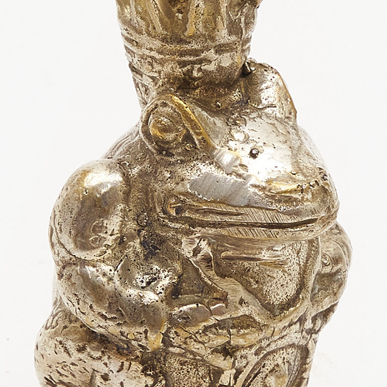 表面はアンティークフィニッシュで味わいのある雰囲気