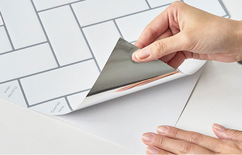 ぺたっと貼るだけ、簡単シール式