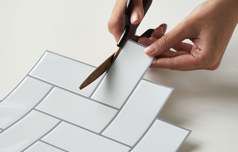 ハサミやカッターでカットも簡単