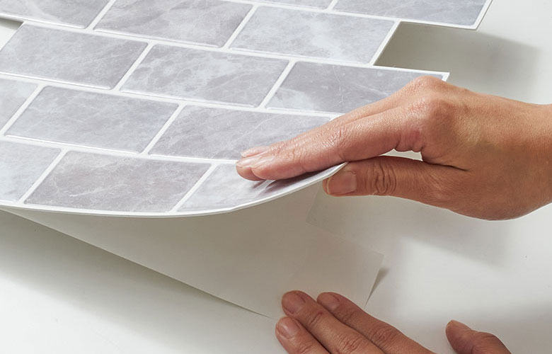 ぺたっと貼るだけ、簡単シール式