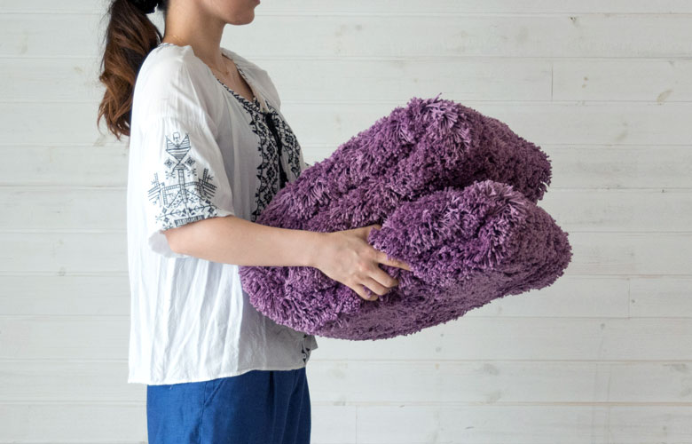 干すのもラクな軽量ラグ