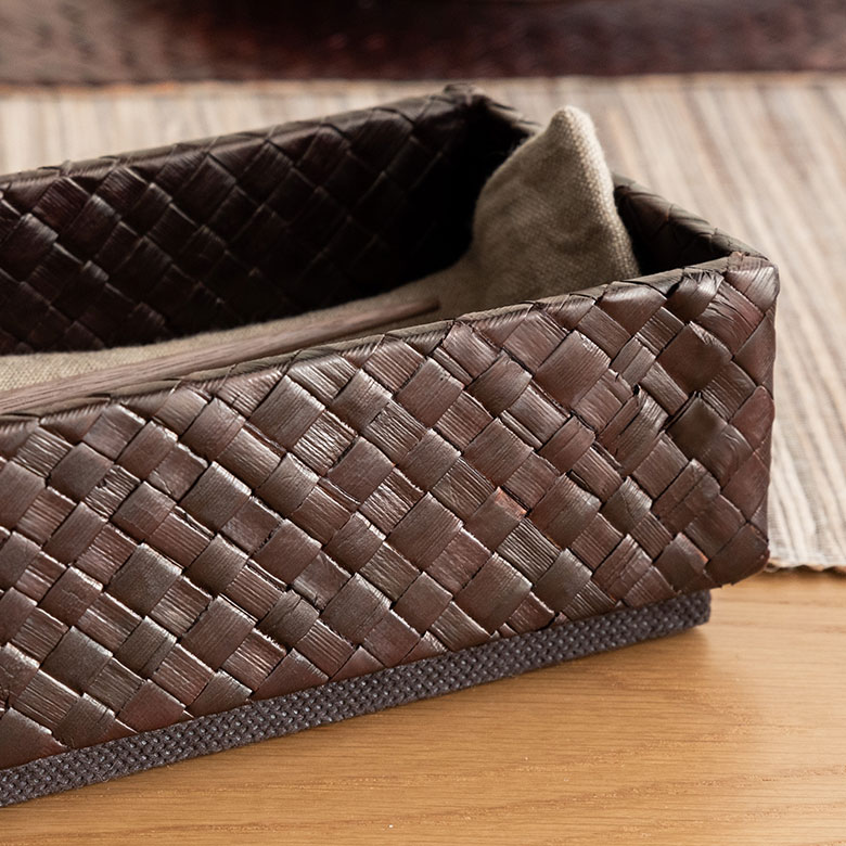 ハンドメイドで編み込まれた、レザーのような質感のパンダン