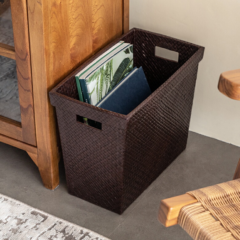 天然素材ならではの質感を楽しむパンダン製のマガジンラック