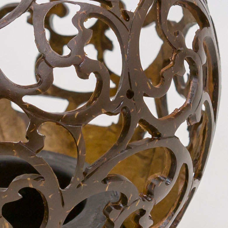 優しい光と美しい花模様の陰影が壁や床に広がって幻想的