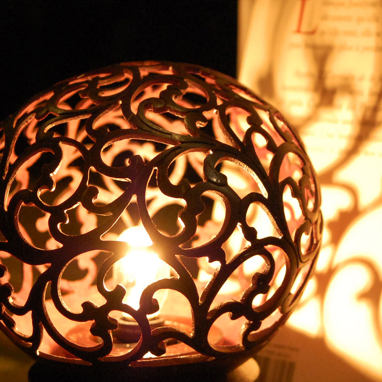 シェードから漏れる光が、癒しのアジアン空間を演出