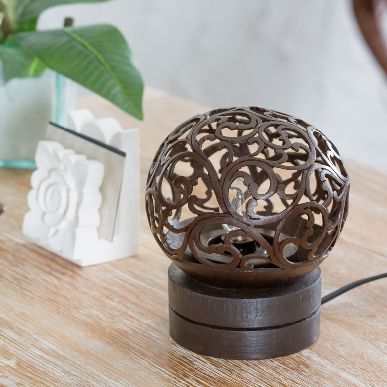 ココナッツシェルに繊細なカービングを施した、テーブルランプ