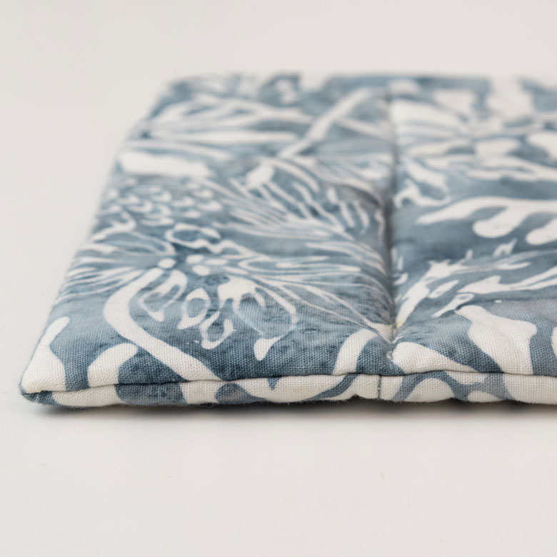 中綿入りでふっくらしています