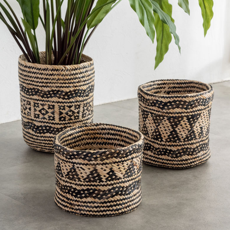 3つの柄のバリエーションのバスケット。プランターカバー。