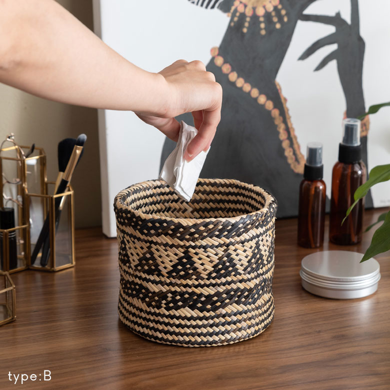 デスク周り・ドレッサー周りの小物入れやごみ箱としても使えるバスケット。
