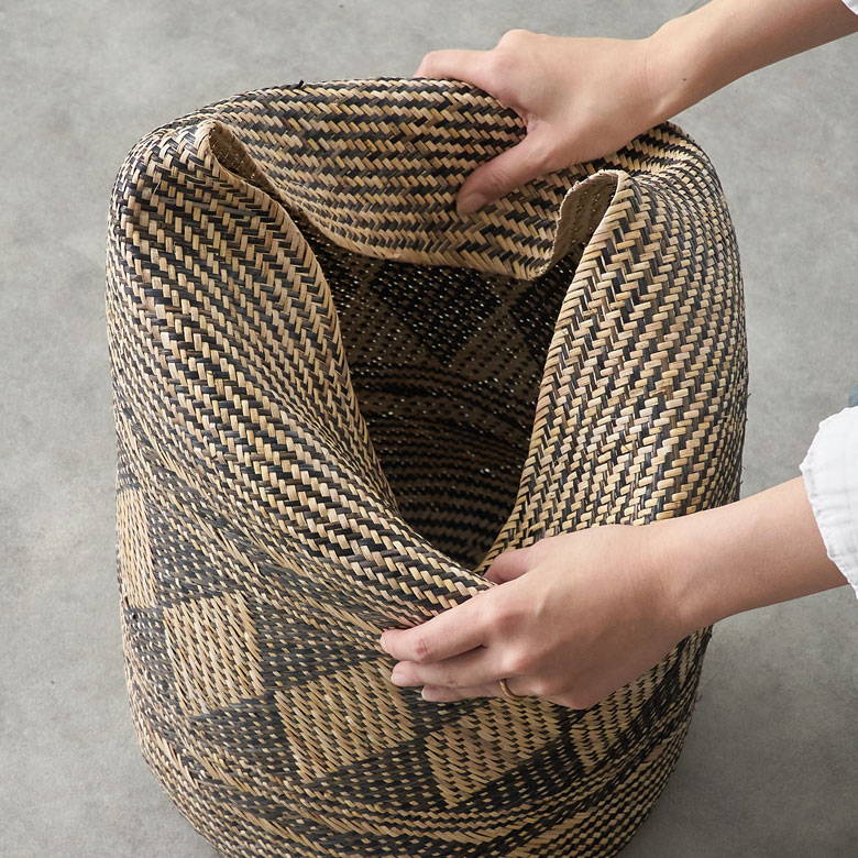 内側に折り曲げることで、高さの調節が可能。