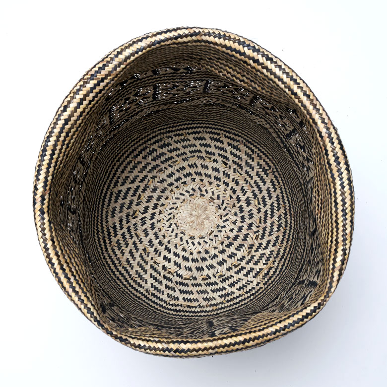 底面内側も美しく編まれています。