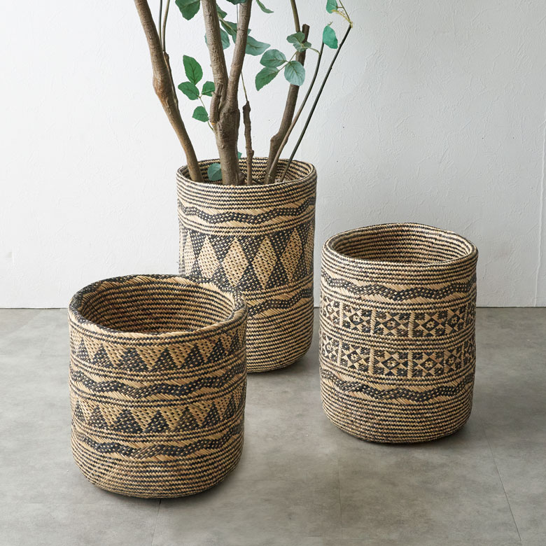 3つの柄のバリエーションのバスケット。プランターカバー。