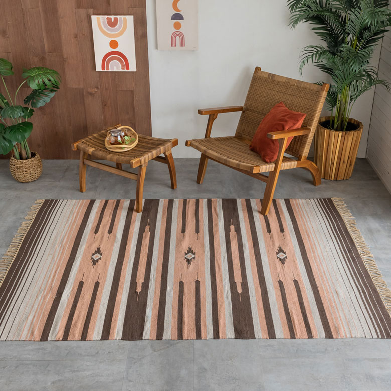 職人の手作業によって織られたラグ