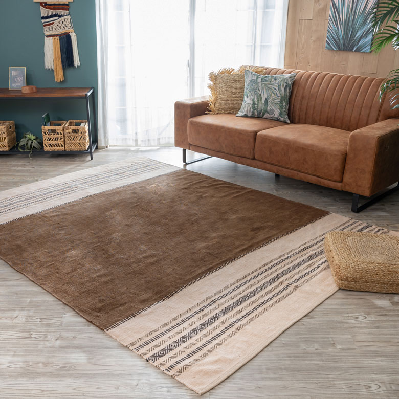 職人の手作業によって織られたラグ