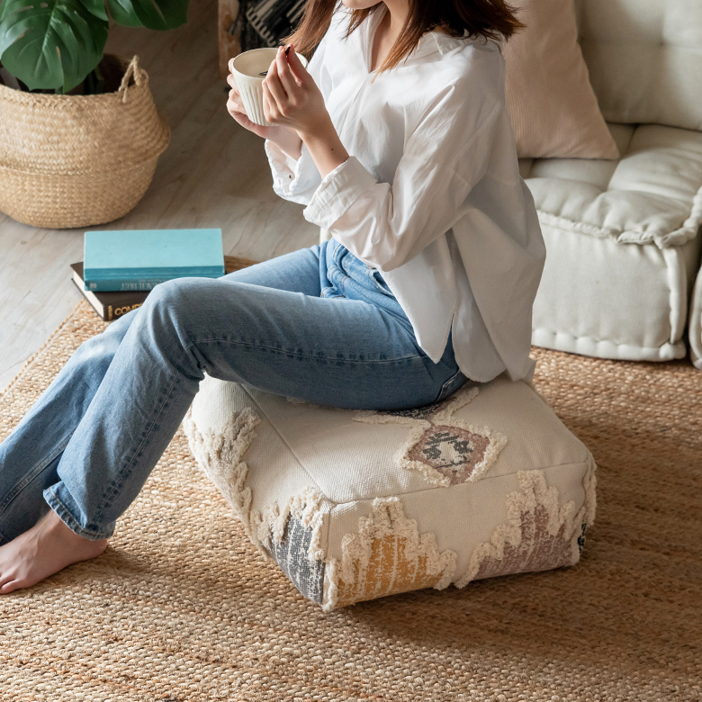 高さを抑えた低めのプフクッション