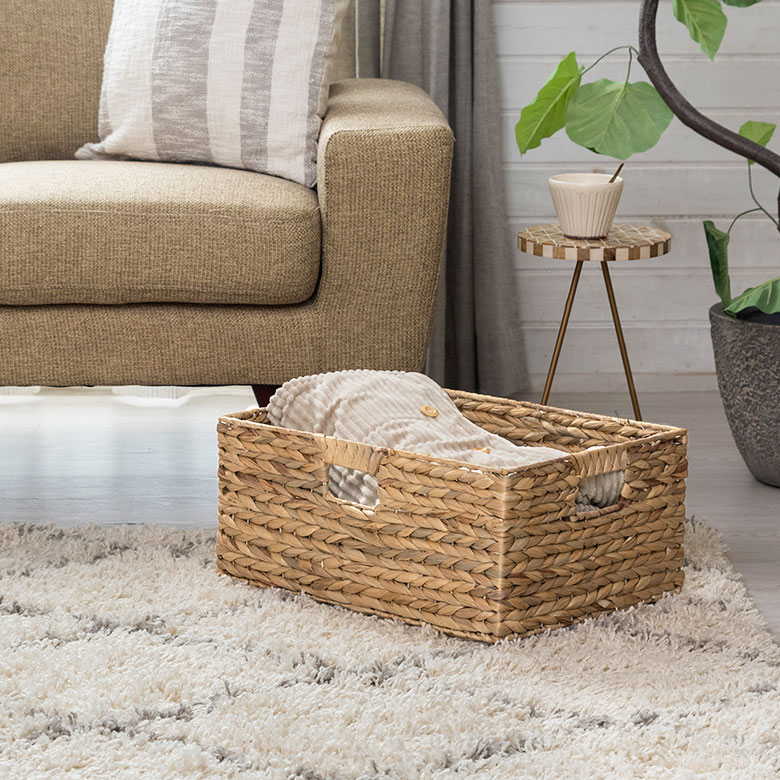 オープンシェルフやカラーボックスにも合わせやすいサイズ感