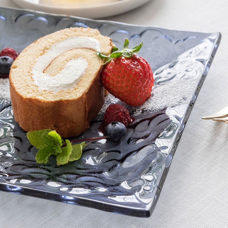 プルメリアの花びらデザインが食卓を華やかに