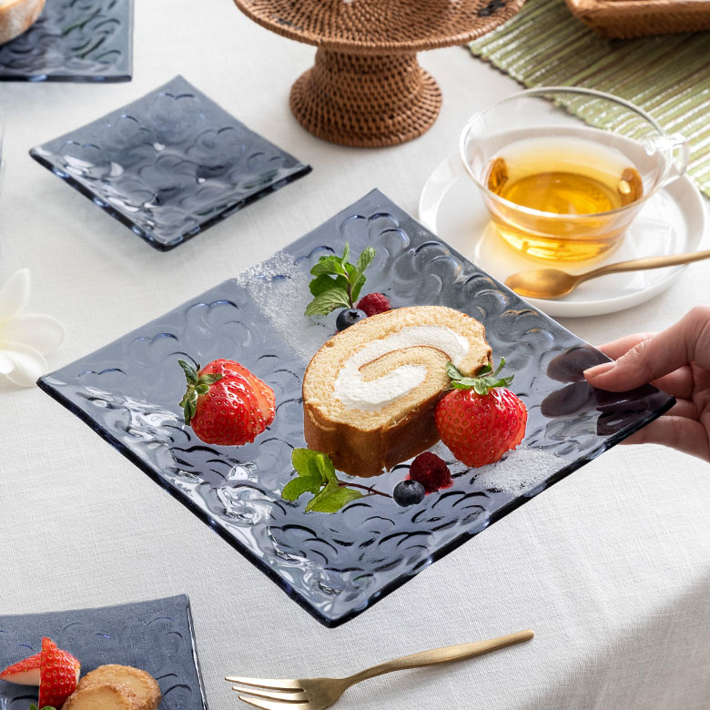 美しい花模様に惹きつけられるプルメリアのガラスプレート