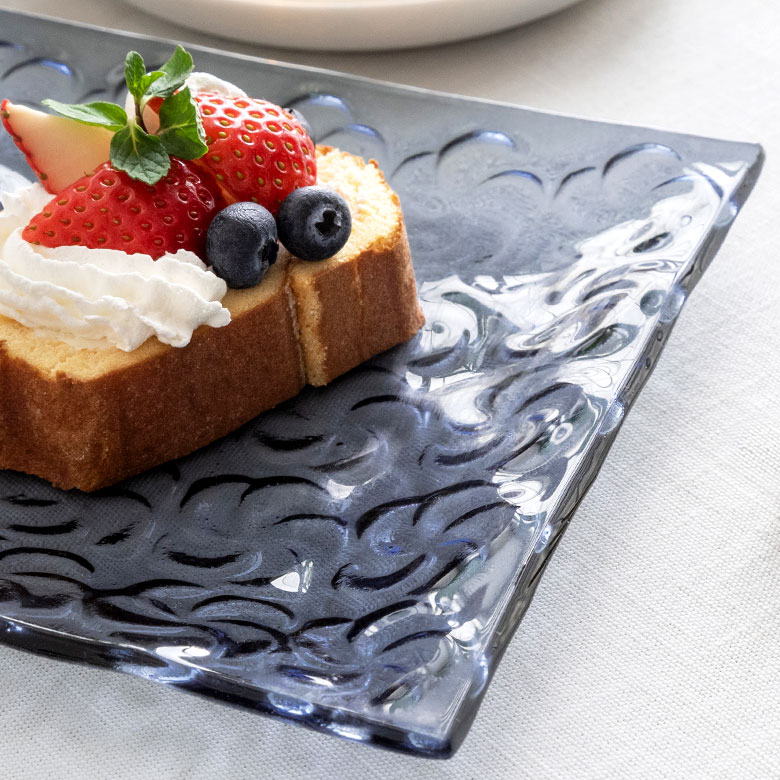 プルメリアの花びらデザインが食卓を華やかに