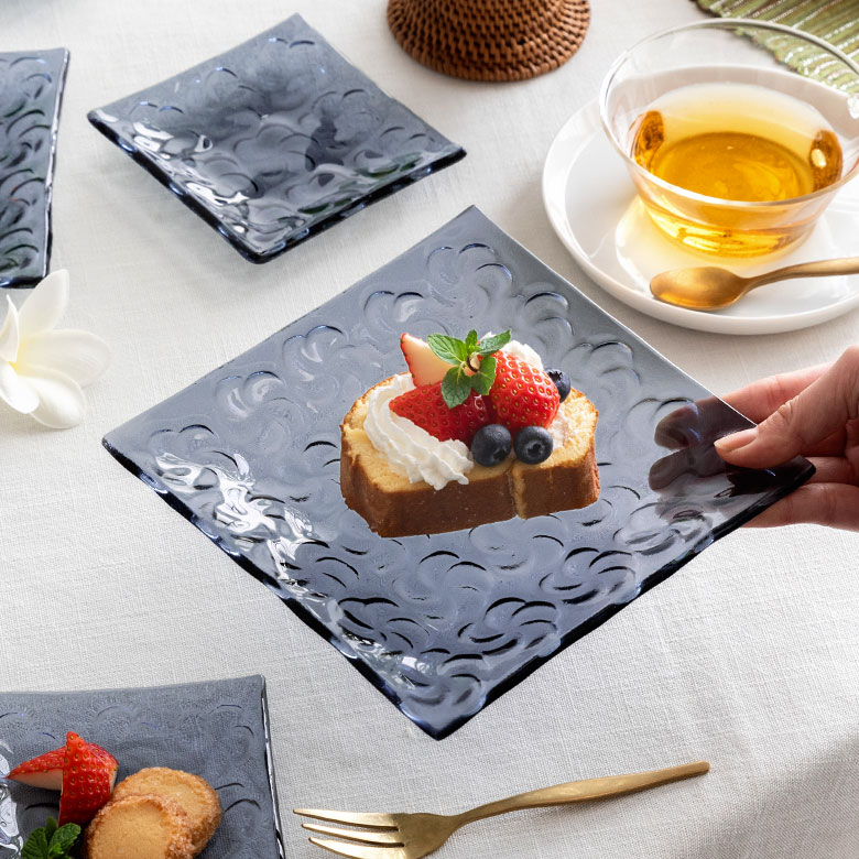 美しい花模様に惹きつけられるプルメリアのガラスプレート