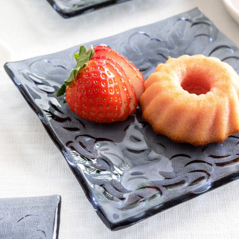 プルメリアの花びらデザインが食卓を華やかに