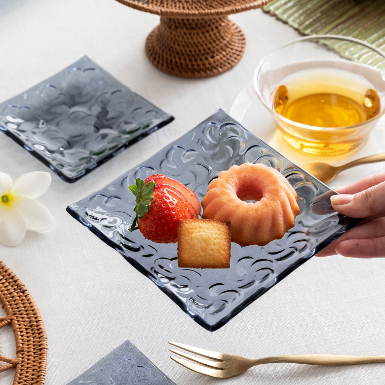 美しい花模様に惹きつけられるプルメリアのガラスプレート