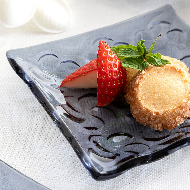 プルメリアの花びらデザインが食卓を華やかに