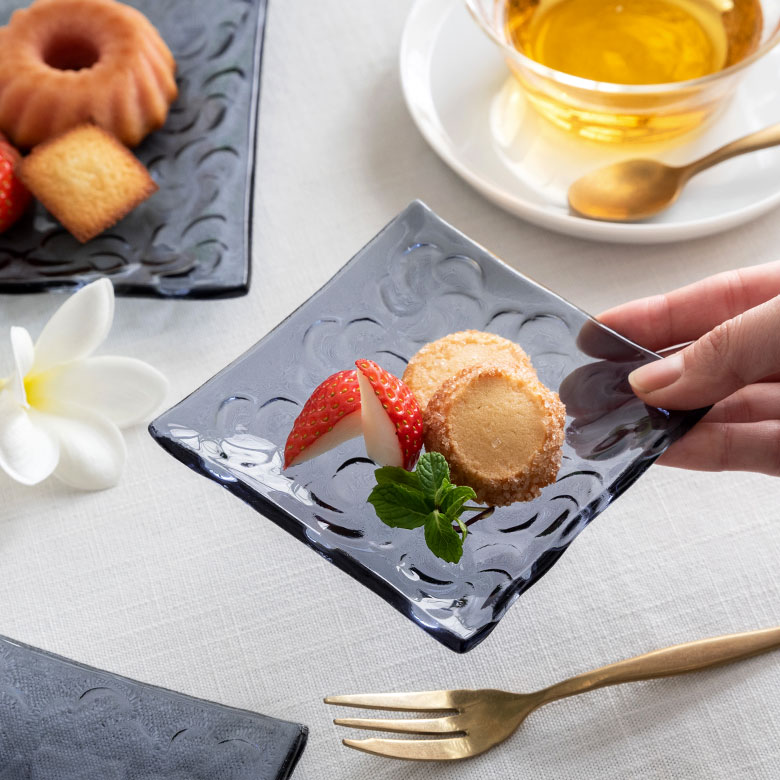 美しい花模様に惹きつけられるプルメリアのガラスプレート