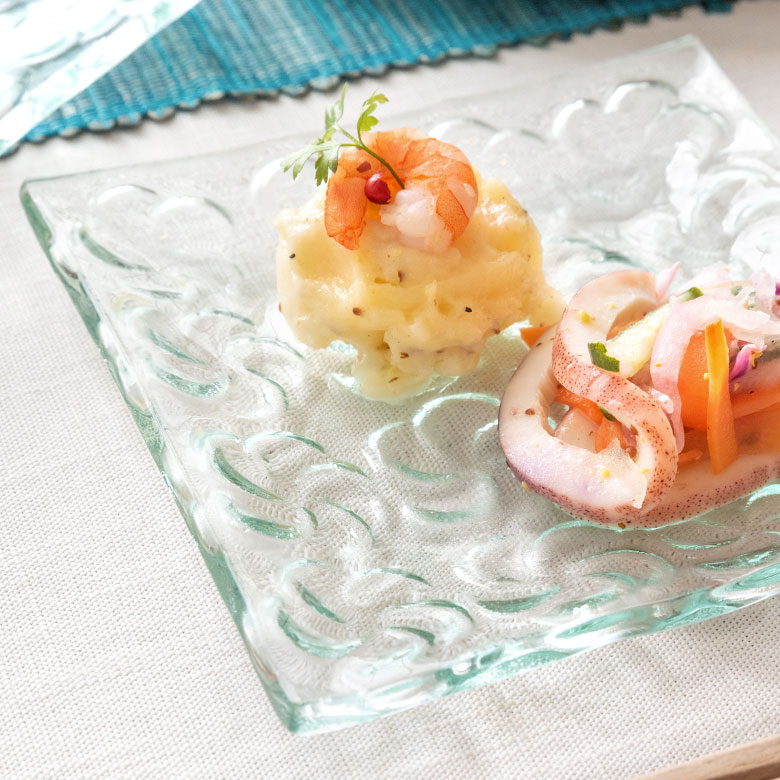 プルメリアの花びらデザインが食卓を華やかに