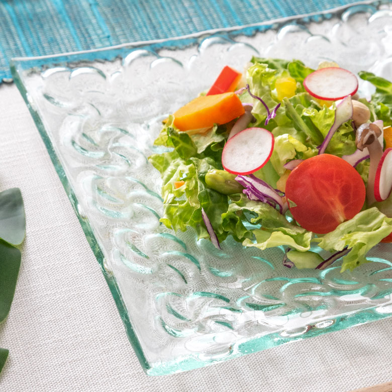 プルメリアの花びらデザインが食卓を華やかに