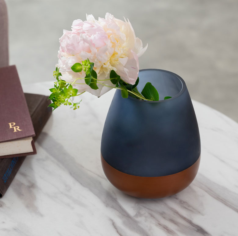 カラーガラスの花瓶。ツートンカラーが美しいフラワーベースです。