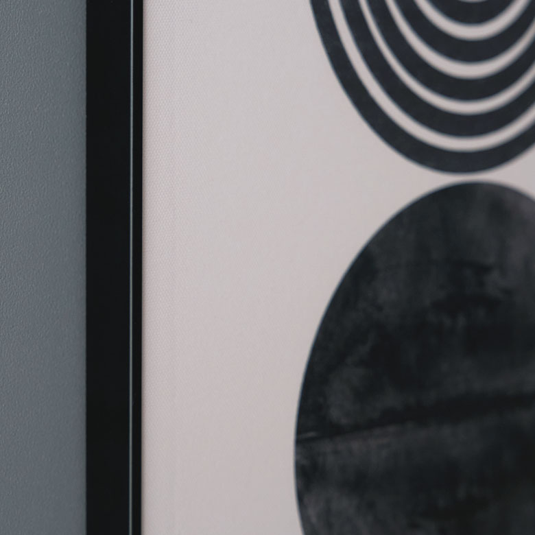 作品とマッチしたブラックフレーム