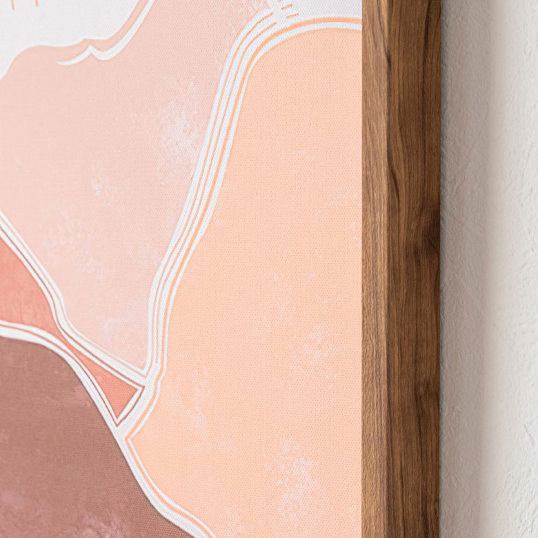 落ち着いた色味のウッド調のフレーム