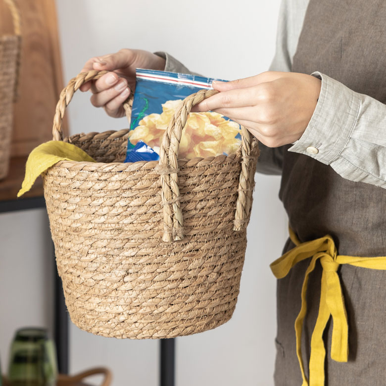 ハンドル付きで軽いから、持ち運びにも便利。