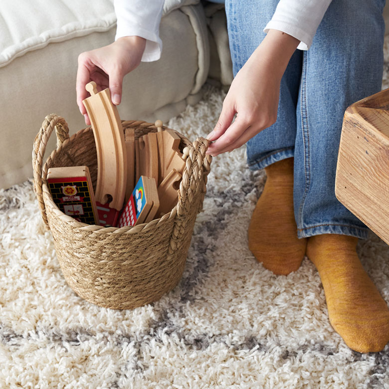リビングで使える収納バスケット。雑誌、新聞、散らかる小物をおしゃれに収納。