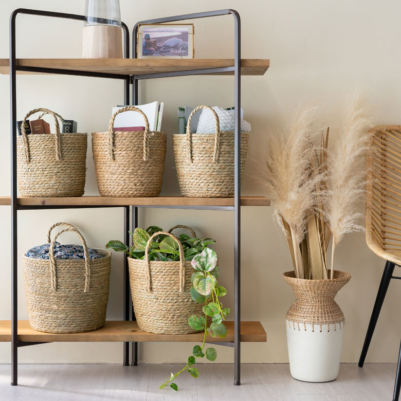 チェストやカラーボックス、棚に並べて使える収納バスケット。