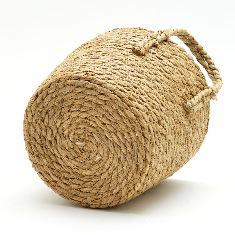 持ち手と全体の編み目が魅力。