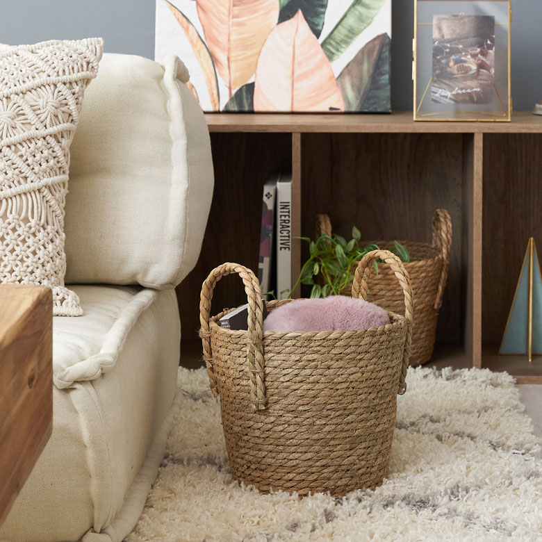 リビングで使える収納バスケット。雑誌、新聞、散らかる小物をおしゃれに収納。