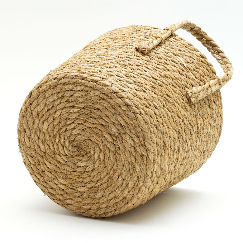 持ち手と全体の編み目が魅力。