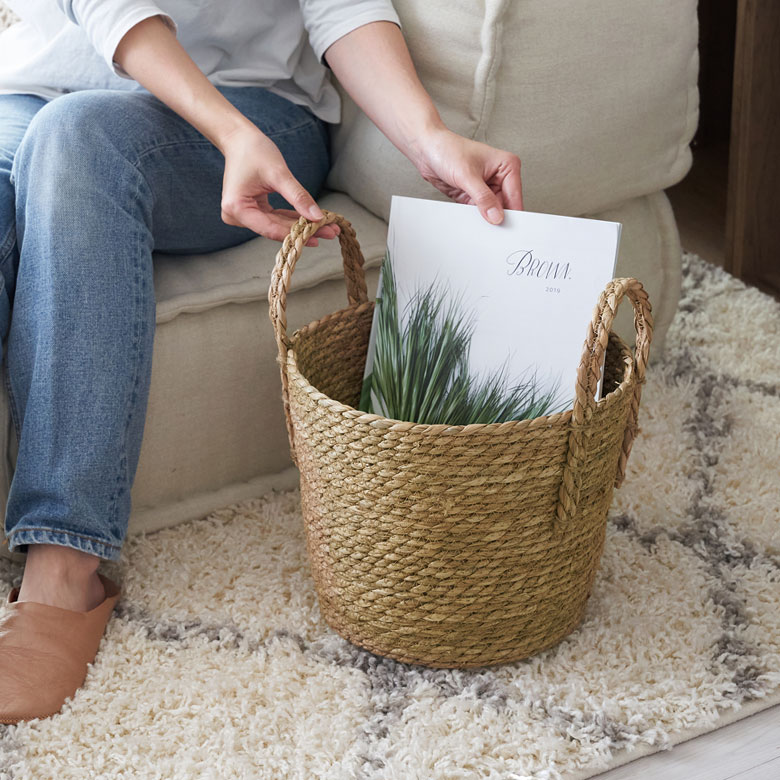 リビングで使える収納バスケット。雑誌、新聞、散らかる小物をおしゃれに収納。
