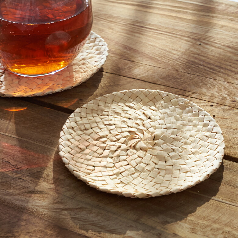 ナチュラルな質感を、食卓に ヤシの葉で編まれたコースター