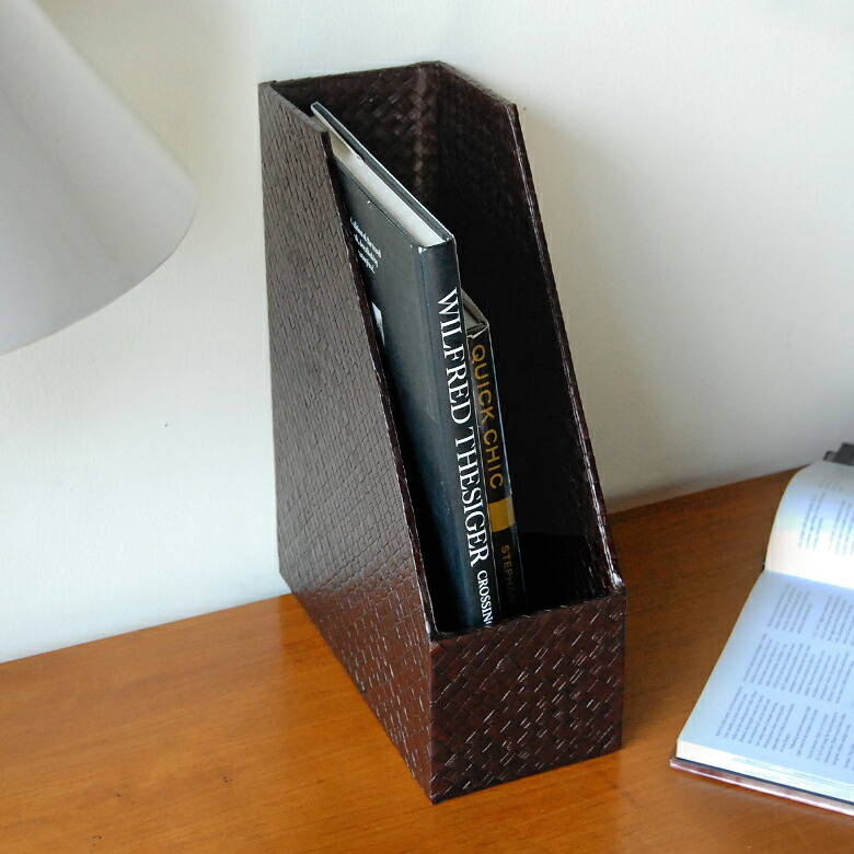 天然素材ならではの質感を楽しむパンダン製のブックスタンド