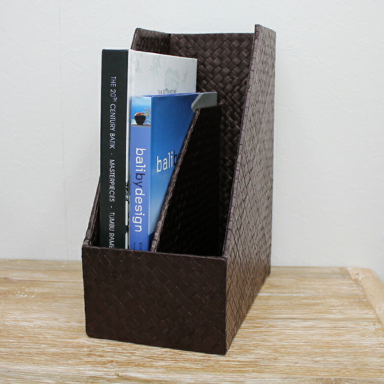 天然素材ならではの質感を楽しむパンダン製のブックスタンド