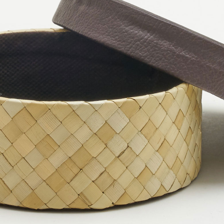 幅広いテイストのインテリアに馴染みが良いカラー