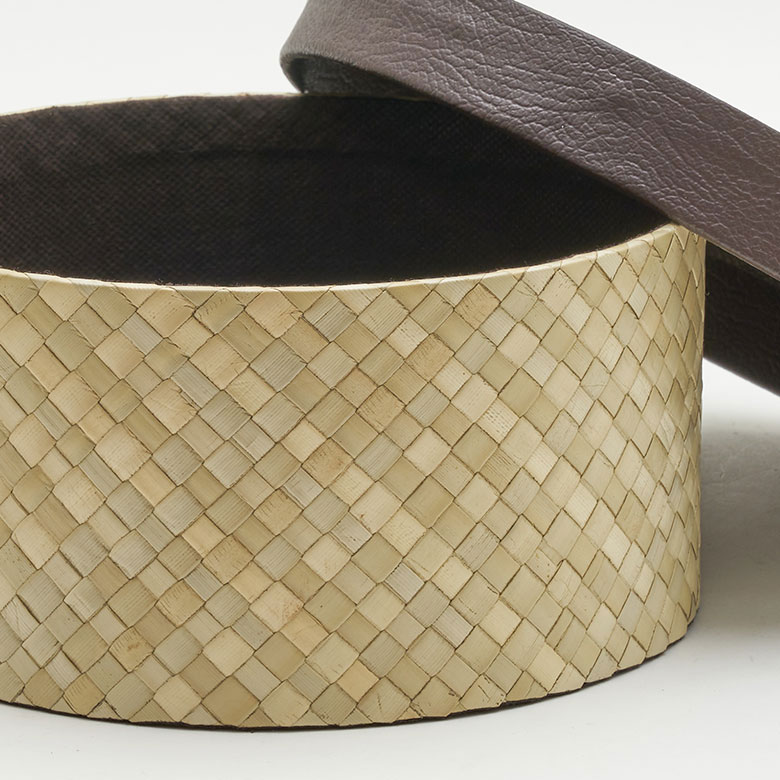 幅広いテイストのインテリアに馴染みが良いカラー